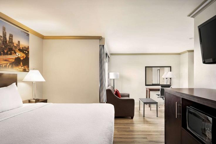 Salle de séjour élégante avec mobilier moderne dans un appartement à Building Potrero Grande Drive - wyndham - 1667497 à Monterey Park, Monterey Park