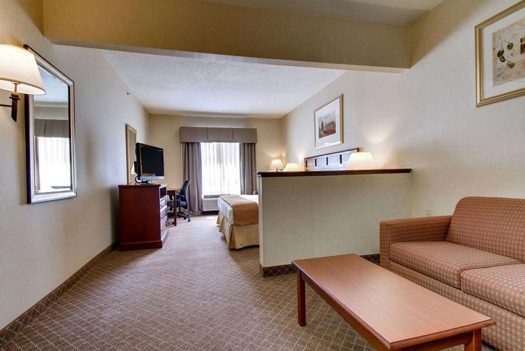 Kirksville, Kirksville에 위치한 Building South Franklin Street - wyndham - 1675353 유닛의 세련된 인테리어가 돋보이는 거실