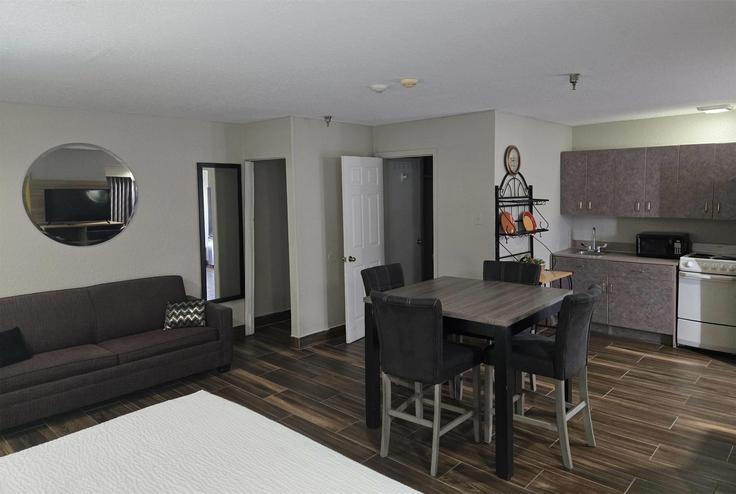 Tampa, Tampa에 위치한 Building North Church Avenue - wyndham - 1668105 유닛의 세련된 인테리어가 돋보이는 거실 Tampa, Tampa에 위치한 Building North Church Avenue - wyndham - 1668105 유닛의 세련된 인테리어가 돋보이는 거실