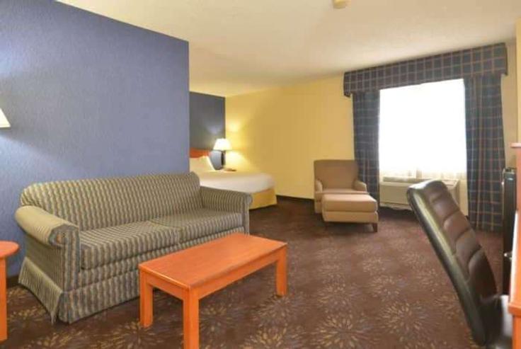 Elegant gestaltetes Wohnzimmer mit moderner Einrichtung in einer Wohnung im Building Cerrillos Road - wyndham - 1686525 in Santa Fe, Santa Fe Elegant gestaltetes Wohnzimmer mit moderner Einrichtung in einer Wohnung im Building Cerrillos Road - wyndham - 1686525 in Santa Fe, Santa Fe
