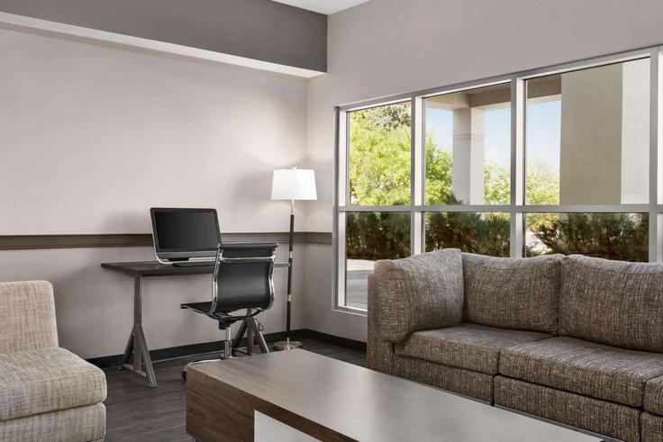 Elegant gestaltetes Wohnzimmer mit moderner Einrichtung in einer Wohnung im Building 2 Avenue South - wyndham - 1688992 in Lethbridge, Lethbridge
