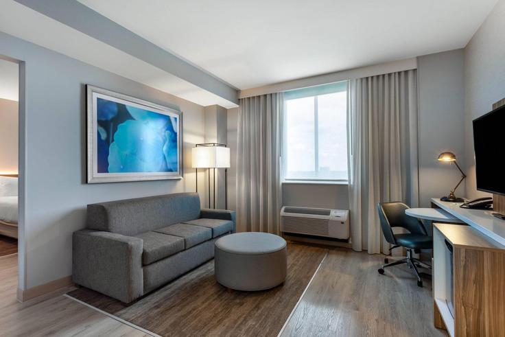 Elegante sala de estar con mobiliario moderno en un apartamento en Building Northwest 36th Street - wyndham - 1646647 en Miami Springs, Miami Springs Elegante sala de estar con mobiliario moderno en un apartamento en Building Northwest 36th Street - wyndham - 1646647 en Miami Springs, Miami Springs