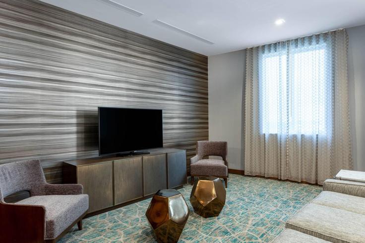 Elegante sala de estar con mobiliario moderno en un apartamento en Building Northwest 36th Street - wyndham - 1646483 en Miami Springs, Miami Springs Elegante sala de estar con mobiliario moderno en un apartamento en Building Northwest 36th Street - wyndham - 1646483 en Miami Springs, Miami Springs