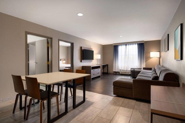 Montgomery, Montgomery에 위치한 Building Chantilly Parkway - wyndham - 1676709 유닛의 세련된 인테리어가 돋보이는 거실 Montgomery, Montgomery에 위치한 Building Chantilly Parkway - wyndham - 1676709 유닛의 세련된 인테리어가 돋보이는 거실