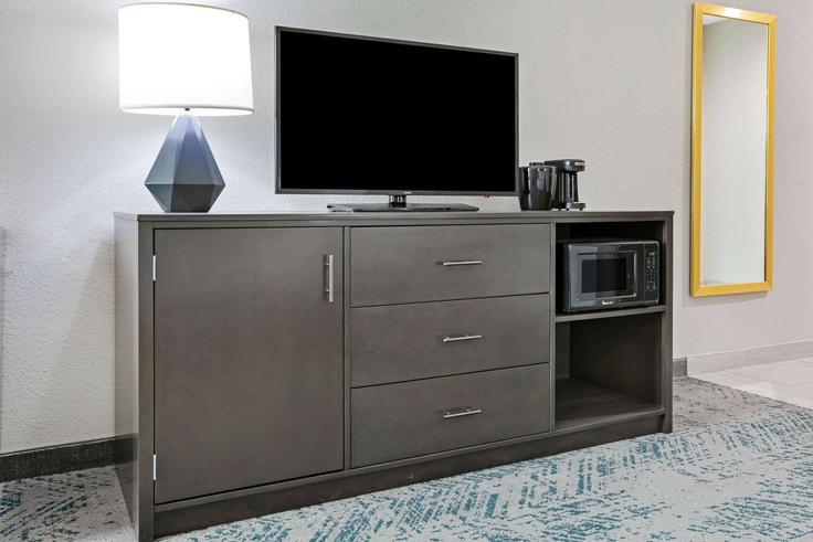 Salle de séjour élégante avec mobilier moderne dans un appartement à Building State Highway 121 - wyndham - 1694240 à Euless, Euless
