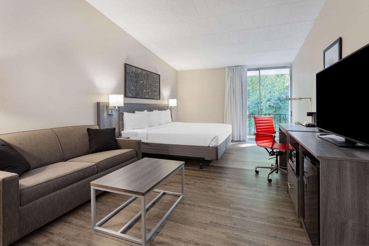 Windsor Locks Windsor LocksのBuilding Oak Ridge Drive - wyndham - 1675125のアパートメントにある、モダンな家具を備えたエレガントなデザインのリビングルーム Windsor Locks Windsor LocksのBuilding Oak Ridge Drive - wyndham - 1675125のアパートメントにある、モダンな家具を備えたエレガントなデザインのリビングルーム
