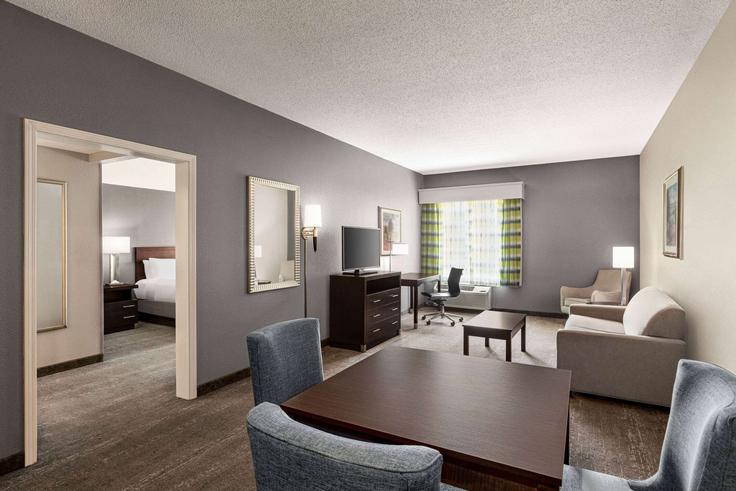 Elegante sala de estar con mobiliario moderno en un apartamento en Building Georgia 21 - wyndham - 1683471 en Port Wentworth, Port Wentworth Elegante sala de estar con mobiliario moderno en un apartamento en Building Georgia 21 - wyndham - 1683471 en Port Wentworth, Port Wentworth