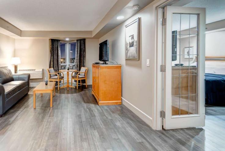 Edmonton, Edmonton에 위치한 Building 178 Street Northwest - wyndham - 1691348 유닛의 세련된 인테리어가 돋보이는 거실 Edmonton, Edmonton에 위치한 Building 178 Street Northwest - wyndham - 1691348 유닛의 세련된 인테리어가 돋보이는 거실