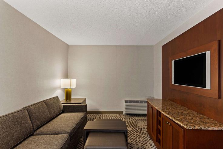 Elegant gestaltetes Wohnzimmer mit moderner Einrichtung in einer Wohnung im Building State Highway 933 - wyndham - 1686849 in South Bend, South Bend