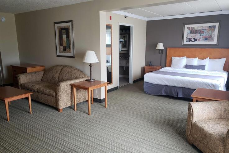 Coon Rapids, Coon Rapids에 위치한 Building Northdale Boulevard Northwest - wyndham - 1670309 유닛의 세련된 인테리어가 돋보이는 거실