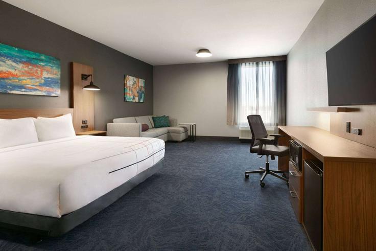 Sala de estar elegantemente projetada com móveis modernos em um apartamento no Building Earl Rudder Freeway - wyndham - 1683290 em College Station, College Station