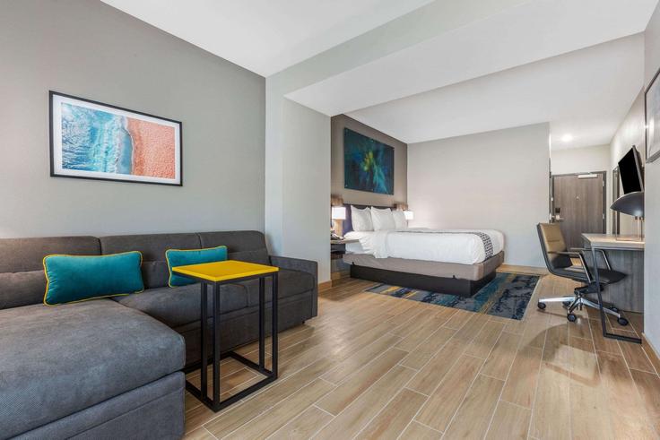 Galveston GalvestonのBuilding 63rd Street - wyndham - 1693514のアパートメントにある、モダンな家具を備えたエレガントなデザインのリビングルーム Galveston GalvestonのBuilding 63rd Street - wyndham - 1693514のアパートメントにある、モダンな家具を備えたエレガントなデザインのリビングルーム