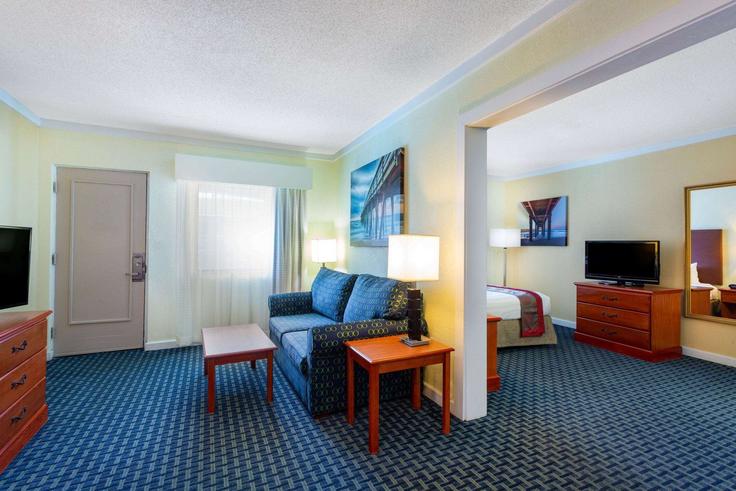 Building Atlantic Avenue - wyndham - 1673446 adresindeki bir dairede modern mobilyalarla zarif bir şekilde tasarlanmış oturma odası Virginia Beach, Virginia Beach Building Atlantic Avenue - wyndham - 1673446 adresindeki bir dairede modern mobilyalarla zarif bir şekilde tasarlanmış oturma odası Virginia Beach, Virginia Beach