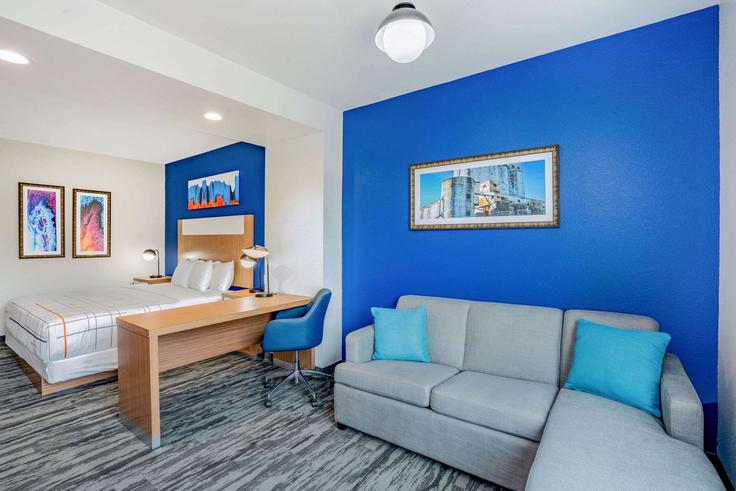 Elegant gestaltetes Wohnzimmer mit moderner Einrichtung in einer Wohnung im Building Katy Mills Circle - wyndham - 1677989 in Katy, Katy Elegant gestaltetes Wohnzimmer mit moderner Einrichtung in einer Wohnung im Building Katy Mills Circle - wyndham - 1677989 in Katy, Katy