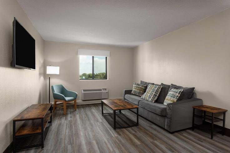 Elegantly designed living room with modern furnishings in an apartment at Building Calumet Avenue - wyndham - 1669636 in Hammond, Hammond