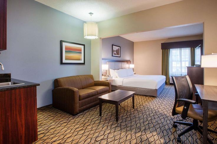 Roseville, Roseville에 위치한 Building Little Mack Avenue - wyndham - 1693034 유닛의 세련된 인테리어가 돋보이는 거실 Roseville, Roseville에 위치한 Building Little Mack Avenue - wyndham - 1693034 유닛의 세련된 인테리어가 돋보이는 거실