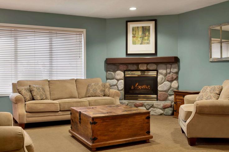 Salle de séjour élégante avec mobilier moderne dans un appartement à Building 2 Avenue - wyndham - 1670284 à Edson, Edson Salle de séjour élégante avec mobilier moderne dans un appartement à Building 2 Avenue - wyndham - 1670284 à Edson, Edson