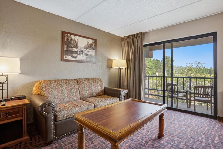 Wisconsin Dells, Wisconsin Dells에 위치한 Building River Road - wyndham - 1668357 유닛의 세련된 인테리어가 돋보이는 거실 Wisconsin Dells, Wisconsin Dells에 위치한 Building River Road - wyndham - 1668357 유닛의 세련된 인테리어가 돋보이는 거실