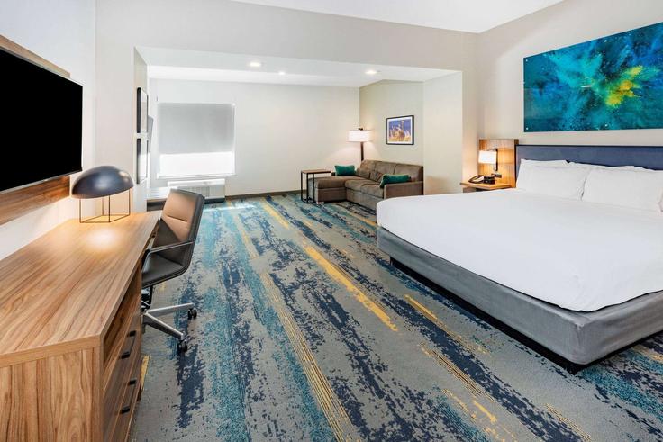Elegant gestaltetes Wohnzimmer mit moderner Einrichtung in einer Wohnung im Building Gulf Freeway - wyndham - 1692487 in Texas City, Texas City Elegant gestaltetes Wohnzimmer mit moderner Einrichtung in einer Wohnung im Building Gulf Freeway - wyndham - 1692487 in Texas City, Texas City