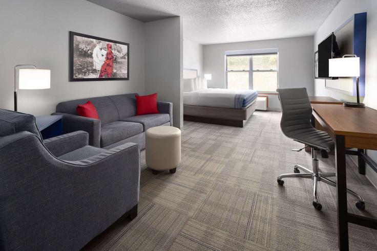 Sala de estar elegantemente projetada com móveis modernos em um apartamento no Building South Stephenson Avenue - wyndham - 1671892 em Iron Mountain, Iron Mountain Sala de estar elegantemente projetada com móveis modernos em um apartamento no Building South Stephenson Avenue - wyndham - 1671892 em Iron Mountain, Iron Mountain