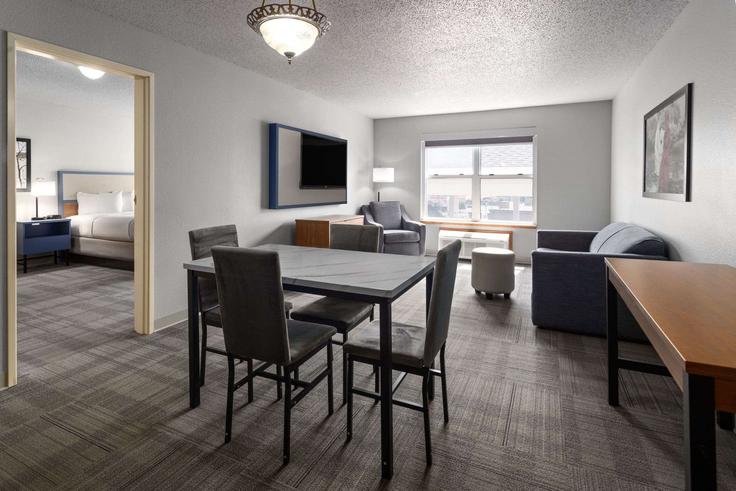 Building South Stephenson Avenue - wyndham - 1671829 adresindeki bir dairede modern mobilyalarla zarif bir şekilde tasarlanmış oturma odası Iron Mountain, Iron Mountain