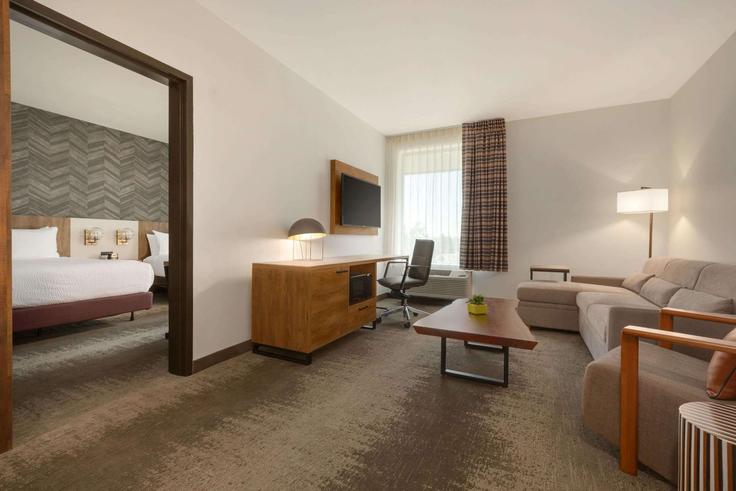 Elegant gestaltetes Wohnzimmer mit moderner Einrichtung in einer Wohnung im Building 4th Street - wyndham - 1686632 in Santa Rosa, Santa Rosa Elegant gestaltetes Wohnzimmer mit moderner Einrichtung in einer Wohnung im Building 4th Street - wyndham - 1686632 in Santa Rosa, Santa Rosa