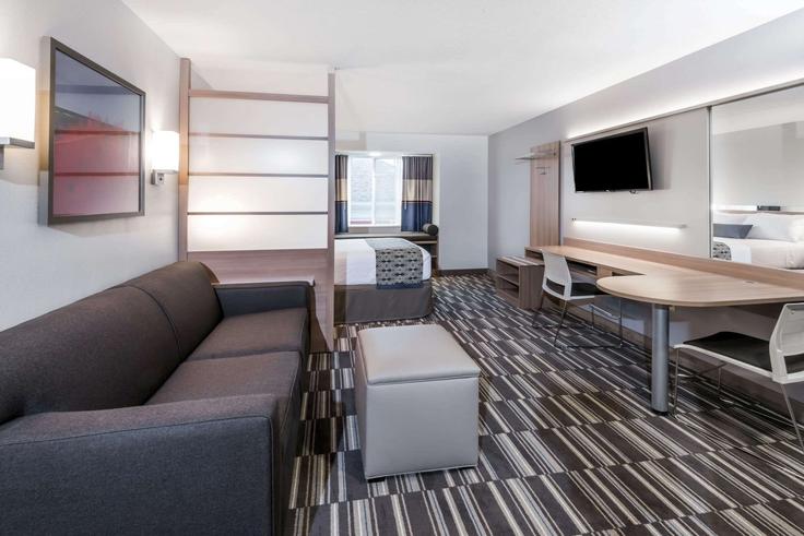 Salle de séjour élégante avec mobilier moderne dans un appartement à Building North Main Street - wyndham - 1676888 à Warsaw, Warsaw