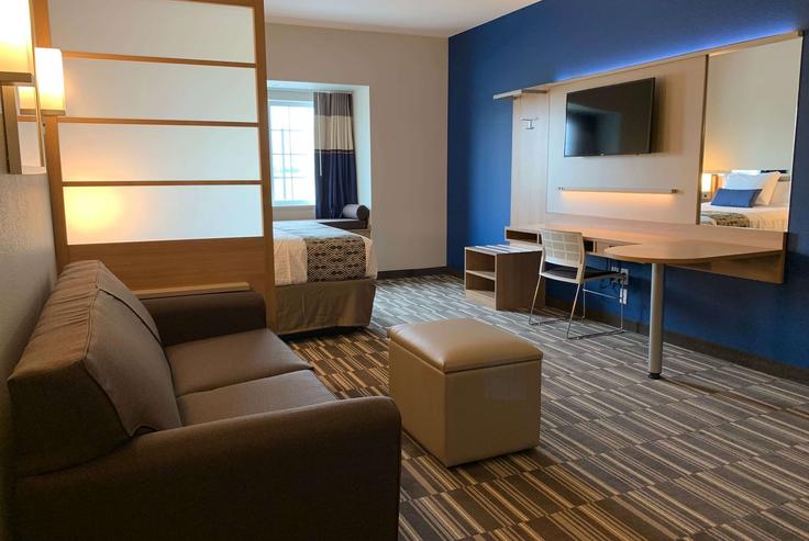 Elegante sala de estar con mobiliario moderno en un apartamento en Building Office Circle - wyndham - 1678805 en Fountain, Fountain