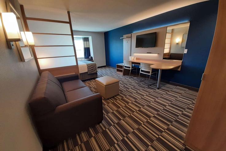 Sala de estar elegantemente projetada com móveis modernos em um apartamento no Building East Crossroads Boulevard - wyndham - 1678863 em Loveland, Loveland Sala de estar elegantemente projetada com móveis modernos em um apartamento no Building East Crossroads Boulevard - wyndham - 1678863 em Loveland, Loveland