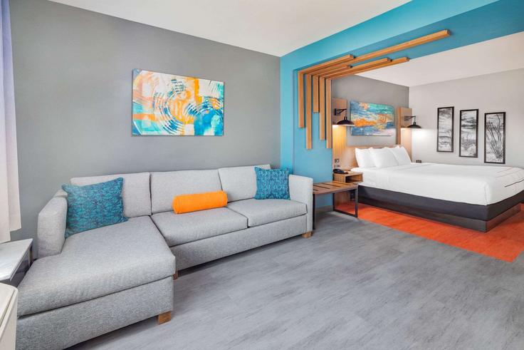 Elegant gestaltetes Wohnzimmer mit moderner Einrichtung in einer Wohnung im Building Interstate 10 - wyndham - 1690526 in Fort Stockton, Fort Stockton