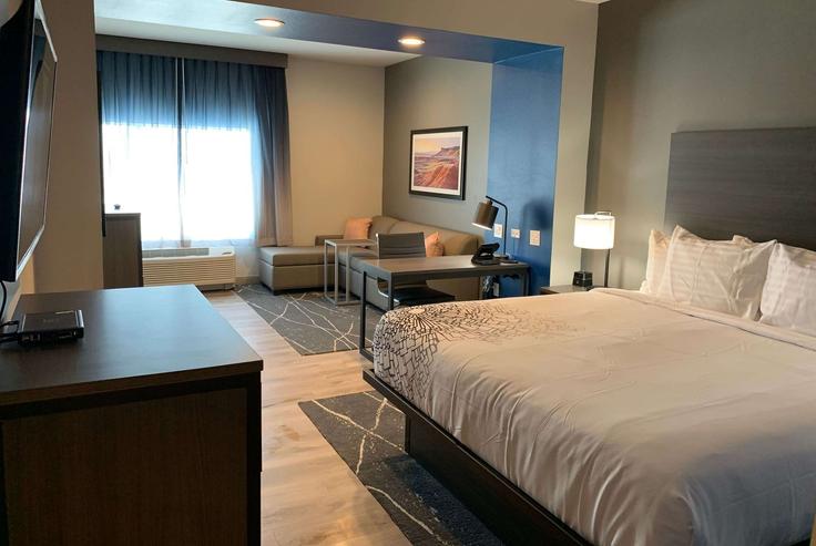Elegant gestaltetes Wohnzimmer mit moderner Einrichtung in einer Wohnung im Building Navajo Boulevard - wyndham - 1670380 in Holbrook, Holbrook