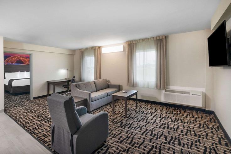 Horn Lake, Horn Lake에 위치한 Building Southwest Drive - wyndham - 1693715 유닛의 세련된 인테리어가 돋보이는 거실 Horn Lake, Horn Lake에 위치한 Building Southwest Drive - wyndham - 1693715 유닛의 세련된 인테리어가 돋보이는 거실