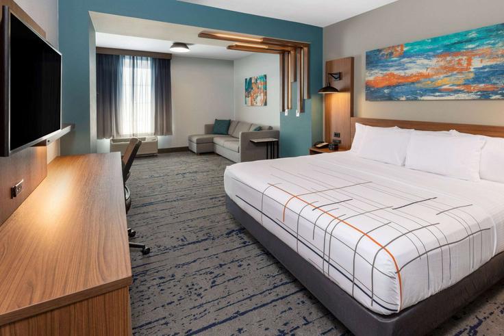 Frisco FriscoのBuilding John W. Elliott Drive - wyndham - 1679419のアパートメントにある、モダンな家具を備えたエレガントなデザインのリビングルーム Frisco FriscoのBuilding John W. Elliott Drive - wyndham - 1679419のアパートメントにある、モダンな家具を備えたエレガントなデザインのリビングルーム