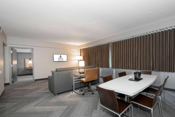 Elegante sala de estar con mobiliario moderno en un apartamento en Building East Adams Street - wyndham - 1666668 en Springfield, Springfield Elegante sala de estar con mobiliario moderno en un apartamento en Building East Adams Street - wyndham - 1666668 en Springfield, Springfield