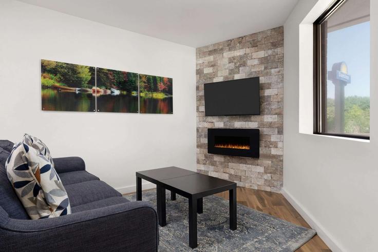 Elegante sala de estar con mobiliario moderno en un apartamento en Building Harbour Road - wyndham - 1669783 en Sarnia, Sarnia