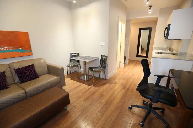 Fort McMurray Fort McMurrayのBuilding Franklin Avenue - wyndham - 1669039のアパートメントにある、モダンな家具を備えたエレガントなデザインのリビングルーム