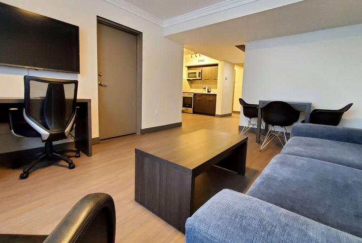 Sala de estar elegantemente projetada com móveis modernos em um apartamento no Building Macleod Trail Southwest - wyndham - 1677317 em Calgary, Calgary Sala de estar elegantemente projetada com móveis modernos em um apartamento no Building Macleod Trail Southwest - wyndham - 1677317 em Calgary, Calgary
