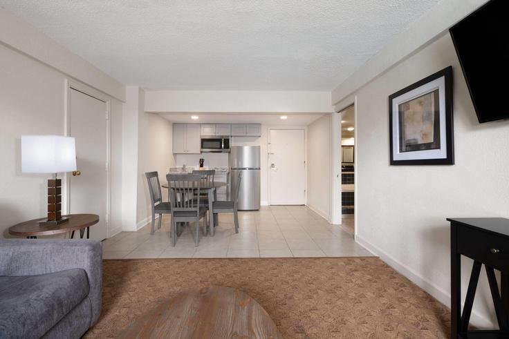 Clemmons ClemmonsのBuilding Ramada Drive - wyndham - 1679834のアパートメントにある、モダンな家具を備えたエレガントなデザインのリビングルーム