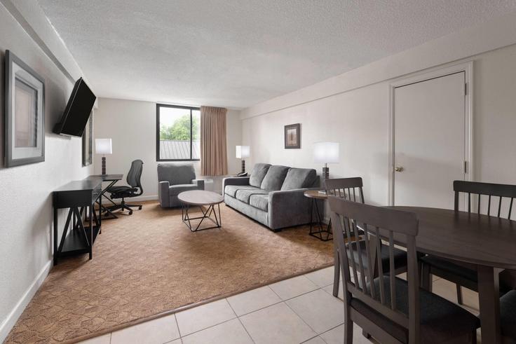 Clemmons ClemmonsのBuilding Ramada Drive - wyndham - 1690894のアパートメントにある、モダンな家具を備えたエレガントなデザインのリビングルーム