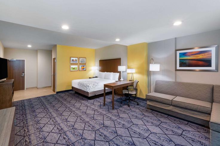 Salle de séjour élégante avec mobilier moderne dans un appartement à Building East Palm Valley Boulevard - wyndham - 1680381 à Round Rock, Round Rock Salle de séjour élégante avec mobilier moderne dans un appartement à Building East Palm Valley Boulevard - wyndham - 1680381 à Round Rock, Round Rock