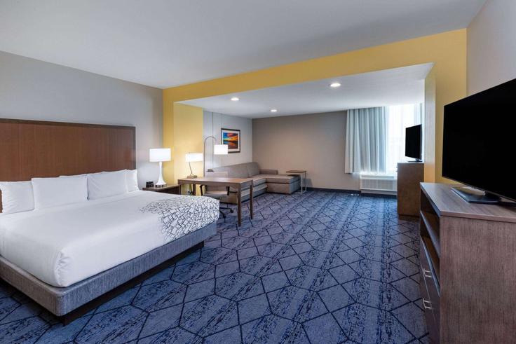 Elegante sala de estar con mobiliario moderno en un apartamento en Building East Palm Valley Boulevard - wyndham - 1688006 en Round Rock, Round Rock Elegante sala de estar con mobiliario moderno en un apartamento en Building East Palm Valley Boulevard - wyndham - 1688006 en Round Rock, Round Rock
