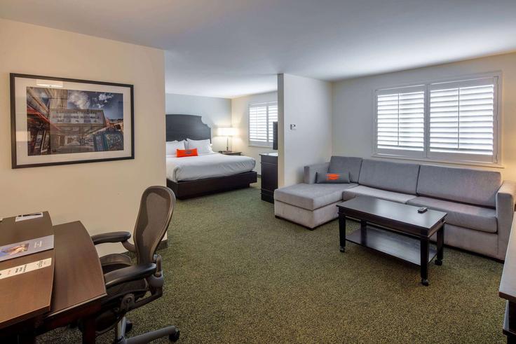 Syracuse, Syracuse에 위치한 Building East Genesee Street - wyndham - 1686522 유닛의 세련된 인테리어가 돋보이는 거실 Syracuse, Syracuse에 위치한 Building East Genesee Street - wyndham - 1686522 유닛의 세련된 인테리어가 돋보이는 거실