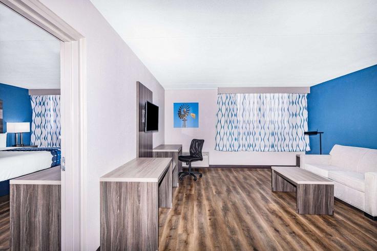 Wichita WichitaのBuilding West Kellogg Drive - wyndham - 1676357のアパートメントにある、モダンな家具を備えたエレガントなデザインのリビングルーム Wichita WichitaのBuilding West Kellogg Drive - wyndham - 1676357のアパートメントにある、モダンな家具を備えたエレガントなデザインのリビングルーム