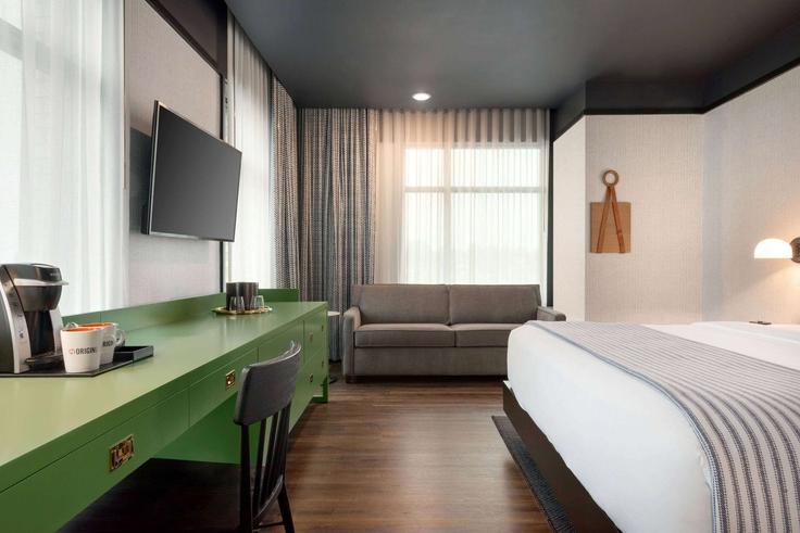 Elegant gestaltetes Wohnzimmer mit moderner Einrichtung in einer Wohnung im Building Rowan - wyndham - 1667145 in Lexington, Lexington