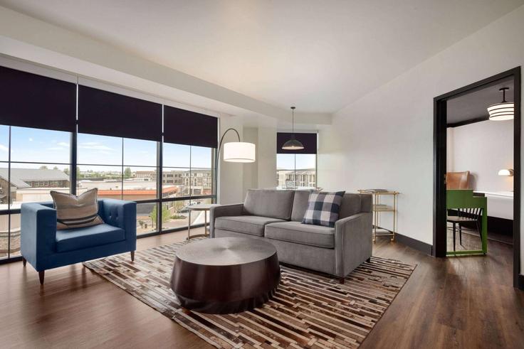 Elegant gestaltetes Wohnzimmer mit moderner Einrichtung in einer Wohnung im Building Rowan - wyndham - 1667153 in Lexington, Lexington