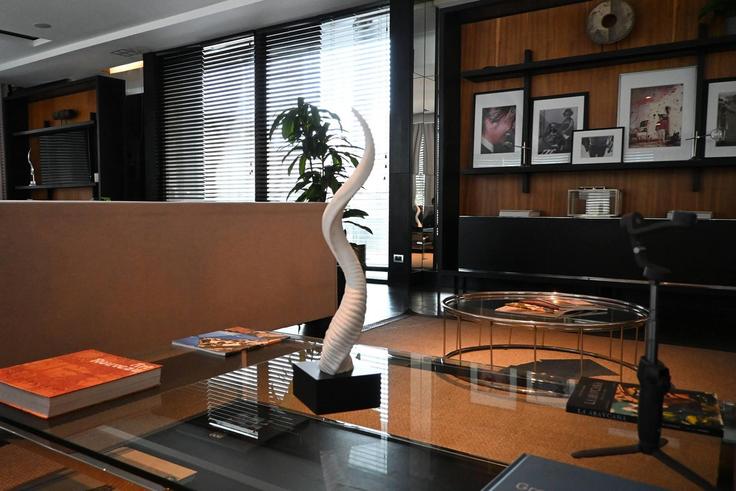 Building Comandante Malbec - wyndham - 1675427 adresindeki bir dairede modern mobilyalarla zarif bir şekilde tasarlanmış oturma odası Lo Barnechea, Santiago Building Comandante Malbec - wyndham - 1675427 adresindeki bir dairede modern mobilyalarla zarif bir şekilde tasarlanmış oturma odası Lo Barnechea, Santiago