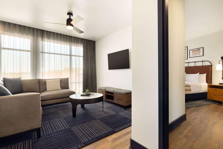 Salle de séjour élégante avec mobilier moderne dans un appartement à Building Westminster Boulevard - wyndham - 1689444 à Westminster, Westminster