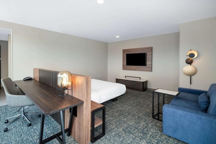 Elegant gestaltetes Wohnzimmer mit moderner Einrichtung in einer Wohnung im Building Interstate Drive - wyndham - 1672635 in Nashville, Nashville