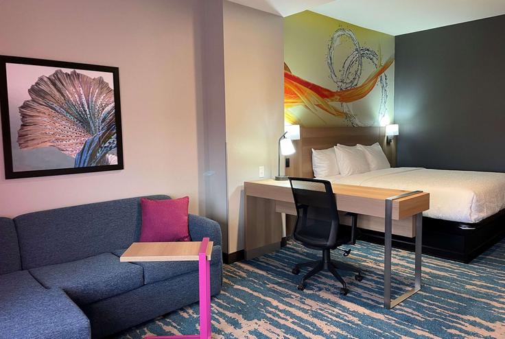 Building Northwest Loop 410 - wyndham - 1689306 adresindeki bir dairede modern mobilyalarla zarif bir şekilde tasarlanmış oturma odası San Antonio, San Antonio