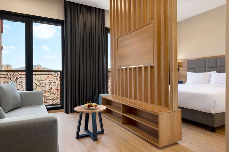 Sala de estar elegantemente projetada com móveis modernos em um apartamento no Building Rauf Denktaş Sokak - wyndham - 1671211 em Ataşehir, İstanbul